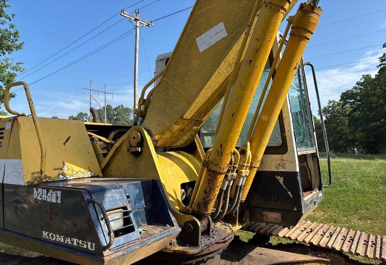 KOMATSU PC 200 EXCAVATOR - View 13