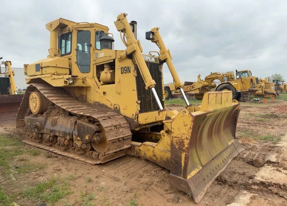 1990 CATERPILLAR D9N DOZER with ripper - View 1